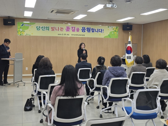 파주교육지원청은 25일 오는 3월 1일자 정년퇴직자들에 대한 표창장과 감사장을 전달했다. (사진=파주교육지원청 제공)
