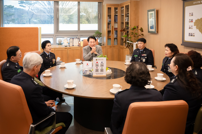 조성대 남양주시의회 의장이 25일 의장실에서 남양주시새마을교통봉사대 임원진들과 차담회를 가졌다. (사진=남양주시의회 제공)