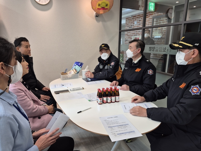 박기완 소방서장은 25일 덕양구의 노인복지시설을 방문해 현장안전지도를 실시했다. (사진=고양소방서 제공)