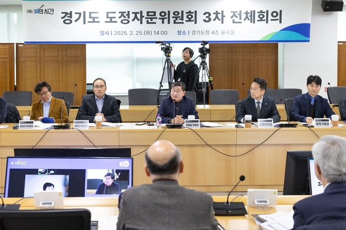 25일 경기도청 율곡홀에서 열린 경기도 도정자문위원회 3차 전체회의에서 전해철 자문위원장이 발언하고 있다. (사진=경기도 제공)