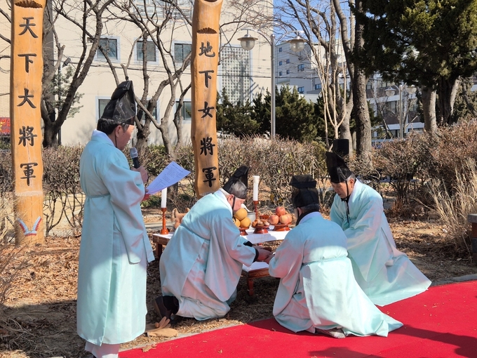 마을의 안녕과 번영을 기원하는 삼정동 장승제례. (사진=부천문화원 제공)