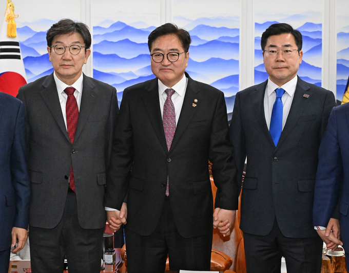 우원식 국회의장 및 권성동 국민의힘 원내대표, 박찬대 더불어민주당 원내대표가 지난달 17일 국회 본청 국회의장실에서 열린 '국회의장 및 양당 원내대표 회동'에서 기념 촬영하고 있다. (사진=연합뉴스)