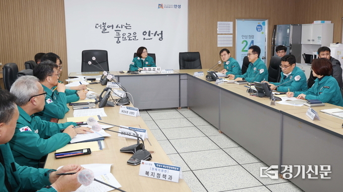 김보라 안성시장이 행정안전부, 국토교통부, 경기도청, 한국도로공사, 시공사 관계자, 시청 간부 등과 함께 피해 상황과 조치 사항, 향후 대응 계획을 논의하고 있다(사진=안성시 제공)