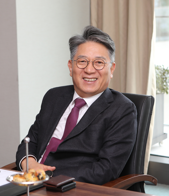 토레스 EVX 글로벌 론칭 행사에서 인터뷰 중인 곽재선 회장. (사진=KG모빌리티 제공)
