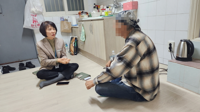 허순옥 베테랑팀장이 조모 씨와 이야기를 나누고 있다. (사진=수원시 제공)