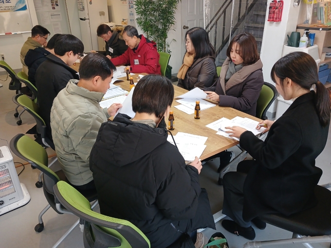 지난 24일 행복마을관리소 근로자들을 대상으로 업무 교육을 하고 있다. (사진=수원시 제공)