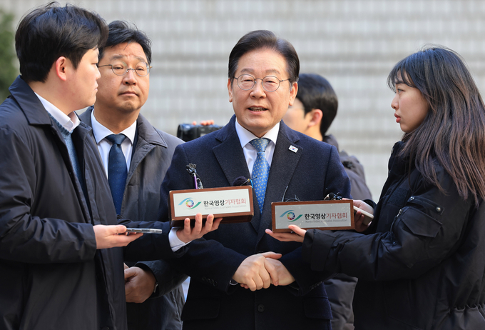 26일 더불어민주당 이재명 대표가 서울 서초구 서울고등법원에서 열린 공직선거법 위반 혐의 사건 2심 공판에 출석하며 취재진의 질문에 답변하고 있다. (사진=연합뉴스)