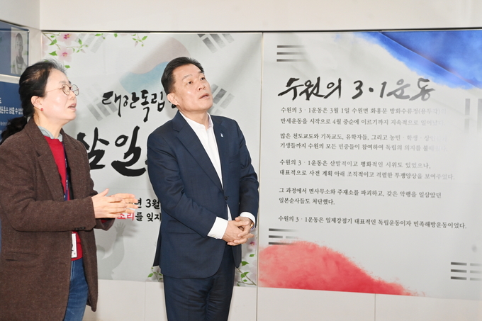 26일 이재준 수원시장이 전시를 관람하고 있다. (사진=수원시 제공)