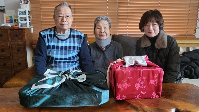 26일 경기남부보훈지청이 애국지사 故김완규 선생 손자녀의 자택을 방문해 위문품을 전달했다. (사진=경기남부보훈지청 제공)