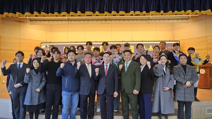 26일 경기도체육회관 10층 대회의실에서 진행된 GEF승마단 출정식에 참석한 선수·지도자, 경기도승마협회 관계자들이 기념사진을 찍고 있다. (사진=유창현 기자)