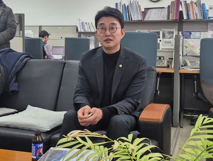 노종면 국회의원이 26일 인천시청을 찾아 기자들과 이야기를 하고 있다. ( 사진 = 유정희 기자 )