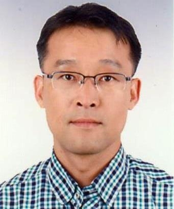 교통사고 차량 화재 현장에서 시민을 구한 최성근 안양시 기업경제과 팀장.(사진=안양시 제공)