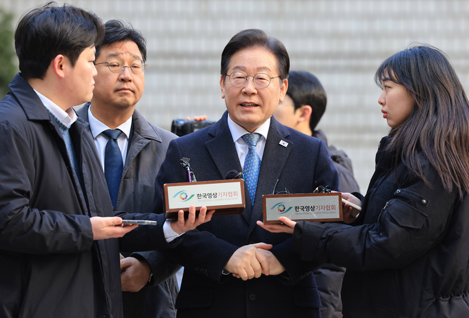 26일 더불어민주당 이재명 대표가 서울 서초구 서울고등법원에서 열린 공직선거법 위반 혐의 사건 2심 공판에 출석하며 취재진의 질문에 답변하고 있다. (사진=연합뉴스)