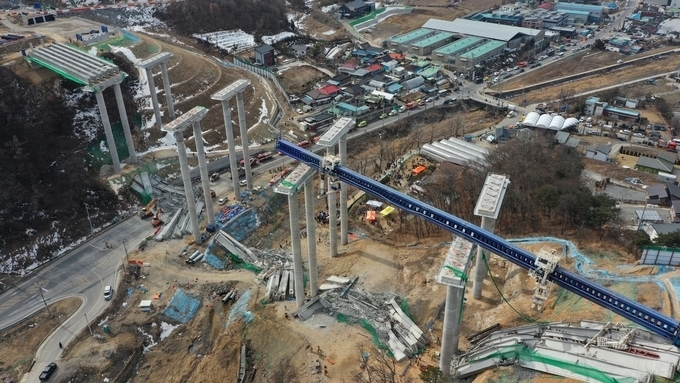 지난 25일 오전 9시 49분쯤 안성시 서운면 산평리 인근 서울 세종고속도로 공사 현장에서 교각 위 구조물이 붕괴됐다. (사진=옥지훈 기자)