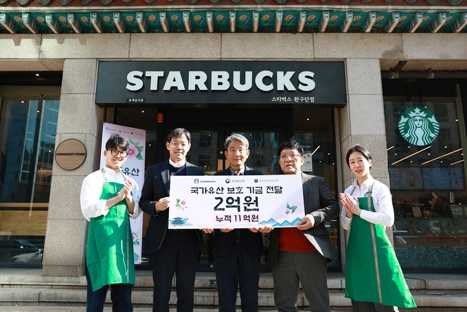 신동우 스타벅스 코리아 전략기획본부장(왼쪽 두번째)와 이재준 문화유산국민신탁 상임이사(왼쪽 세번째), 김재일 국가유산청 교육활용과 과장(왼쪽 네번째) 등 관계자가 스타벅스 환구단점 앞에서 팻말을 들고 기념촬영을 하고 있다. (사진=스타벅스 제공)