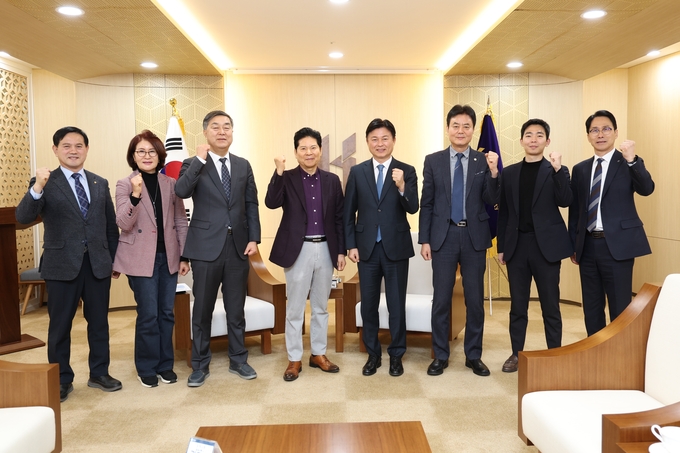 재단법인 선재교육문화장학재단 이사진과의 단체사진. (사진=부천시 제공)