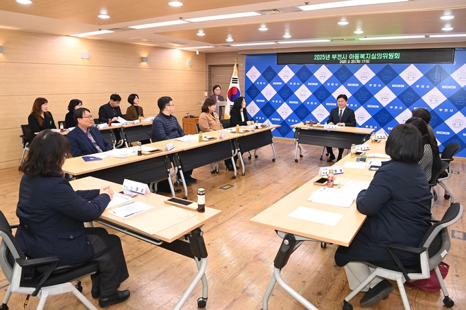 년 아동복지심의위원회’에 참석해 관계자들과 회의를 하고 있는 조용익 부천시장. (사진=부천시 제공)
