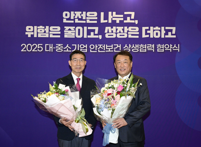 26일(수) 중구 은행회관에서 진행된 ’24년 대·중소기업 안전보건 상생협력 우수기업 시상식에서 (왼쪽부터) 오토랜드 광주 협력업체 풍일산업 조용구 대표와 기아 최준영 대표이사가 기념촬영을 하는 모습. (사진=기아 제공)