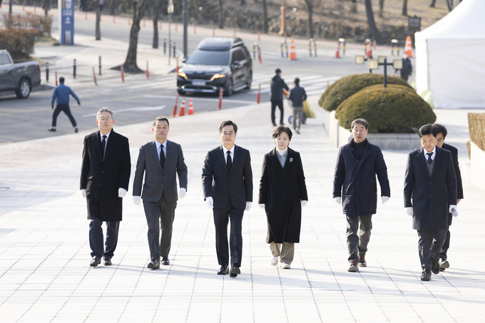27일 오전 김동연 경기도지사가 2.28민주의거기념탑으로 이동하고 있다. (사진=경기도 제공)