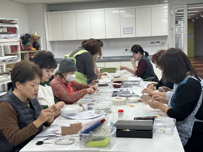 오정생활문화센터에서 '부천생활문화산책'프로그램인 한지공예 수업을 진행하고 있다. (사진=부천문화재단 제공)