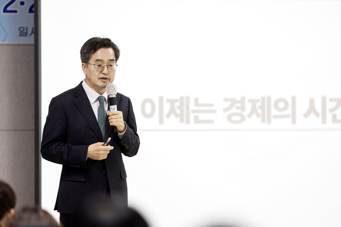 27일 대구 2·28민주운동기념회관에서 김동연 경기도지사가 ‘2.28민주운동., 삶의 교체와 경제대연정’ 초청특강을 하고 있다. (사진=경기도 제공) 