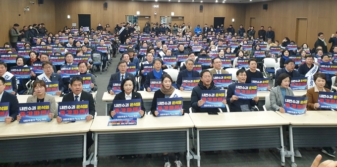 지난 9일 경기도의회에서 열린 ‘2기 더민주경기혁신회의’ 출범식에서 더불어민주당 정윤경(군포1) 경기도의회 부의장과 여현정(나선거구) 양평군의원, 이원혁 중앙당 부대변인, 오동현 변호사 등 더민주경기혁신회의 공동 상임대표와 위원 등이 ‘내란수괴 윤석열 즉각파면’이라고 적힌 피켓을 들고 기념촬영을 하고 있다. (사진=나규항 기자)