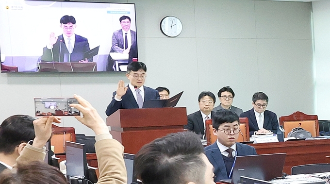 김현곤 경기도경제과학진흥원 원장 후보가 27일 오후 경기도의회에서 열린 인사청문특별위원회에서 선서를 하고 있다. (사진=경기도의회 제공) 