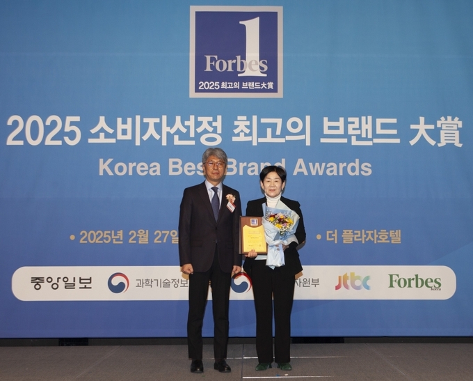 재능교육 스스로사업본부 심은정 본부장이 수상을 마친 후 무대에서 기념촬영을 하고 있다. (사진=제능교육 제공)