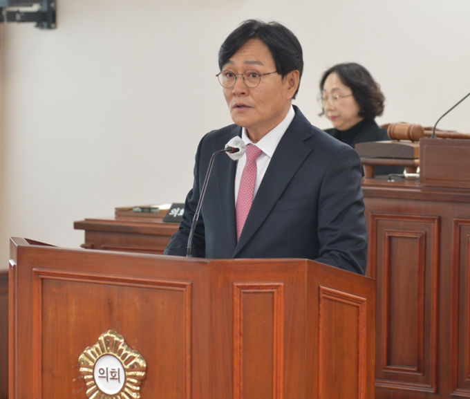 의회에서 발언 중인 박용철 인천 강화군수. ( 사진 = 강화군 제공 )