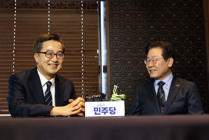 김동연(왼쪽) 경기도지사가 28일 오후 여의도의 한 중식당에서 이재명 더불어민주당 대표와 만나 대화하며 미소 짓고 있다. (사진=연합뉴스) 