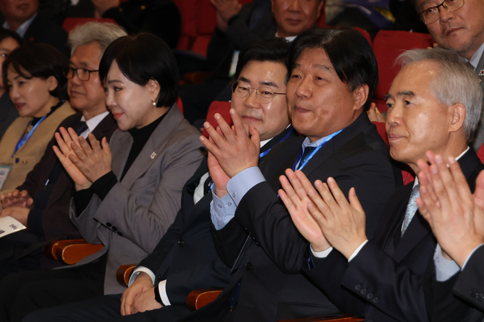 지난 25일 국회 의원회관에서 열린 더불어민주당 다문화위원회 출범식에서 박찬대 원내대표와 위원장인 양문석 의원(오른쪽에서 두 번째) 등 참석자들이 박수를 치고 있다
