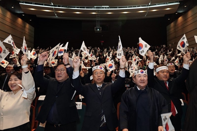제106주년3.1 만세운동 기념식에서 참석자들이 만세를 하고 있다. (사진=성남시 제공)