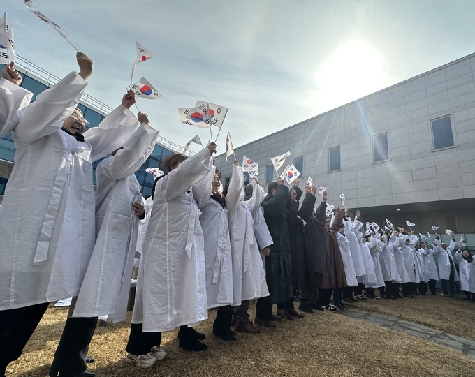 1일 수원박물관에서 진행된 '수원! 그날의 함성! 대한독립만세'에서 이재준 수원시장과 독립운동사 후손 3인 등 참석자들이 태극기를 들어올리며 만세를 외치고 있다. (사진=박민정 기자) 