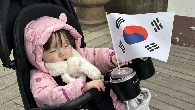 1일 수원박물관에서 진행된 '수원! 그날의 함성! 대한독립만세'에서 한 어린이가 태극기를 들고 있다. (사진=박민정 기자) 