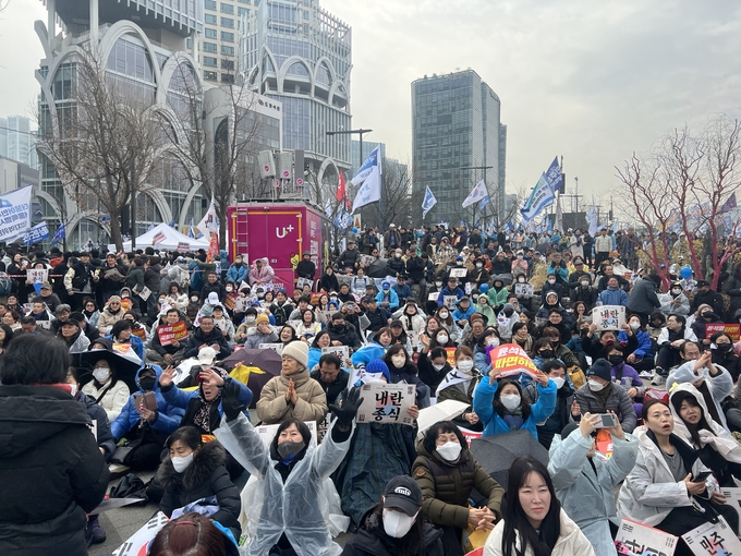 1일 안국역 열린송현녹지광장 앞 탄핵 찬성 집회 참가자들이 함께하고 있다. (사진=장진 기자)