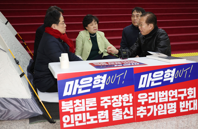 권영세 국민의힘 비상대책위원장(오른쪽)이 2일 국회 로텐더홀에서 마은혁 헌법재판관 추가 임명에 반대하며 단식농성에 돌입한 박수영 의원을 만나고 있다. 박 의원은 “최상목 권한대행이 여야 합의 없이 더불어민주당 단독으로 추천한 마은혁 후보자를 임명하지 않겠다는 입장을 밝힐 때까지 무기한 단식농성에 들어갈 것”이라고 밝혔다.