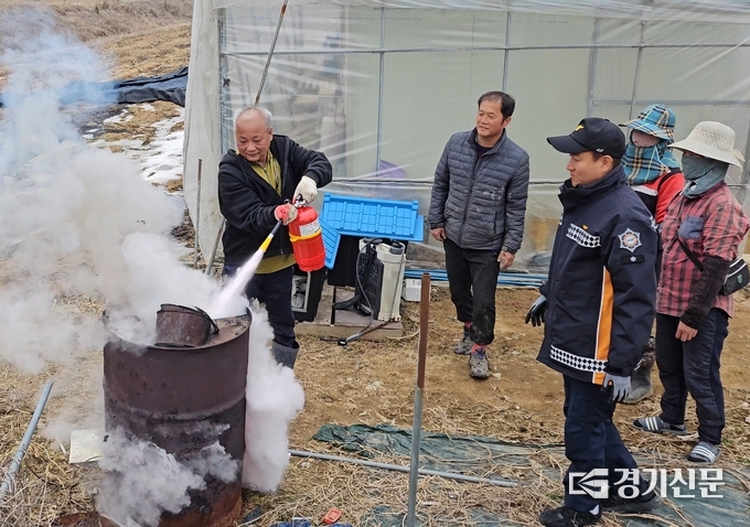 안성소방서는 이주노동자 거주 비닐하우스를 방문해 현장 안전지도를 실시하고 있다. (사진=안성소방서 제공)
