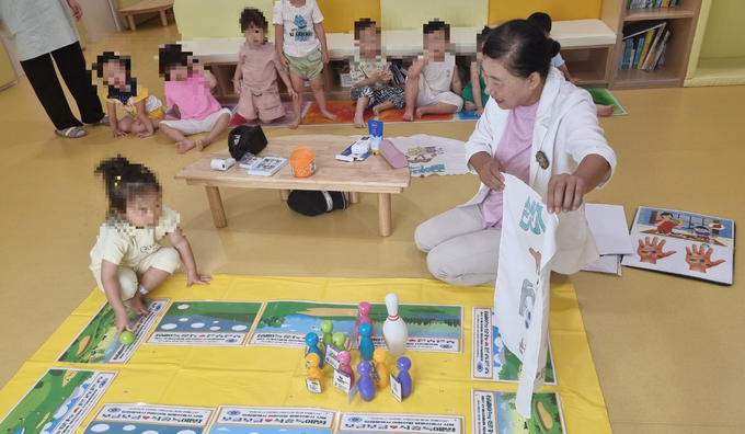 방문간호사가 어린이집 영유아들에게 식중독 예방 교육을 하고 있다. ( 사진 = 인천시 제공 )