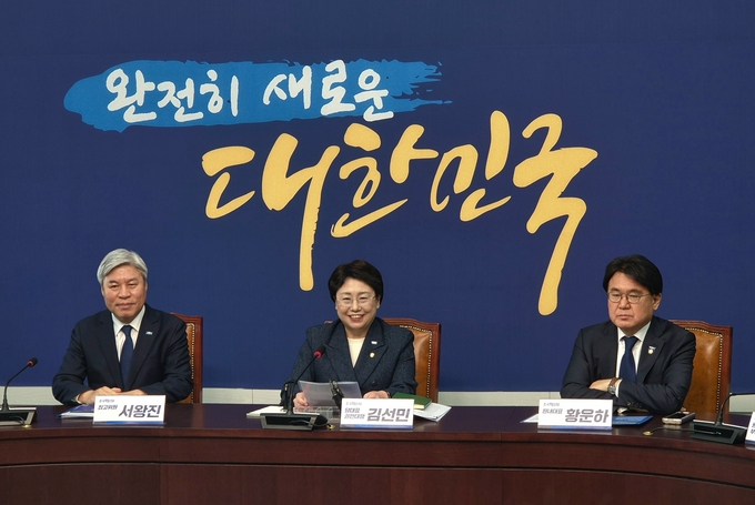 ‘조국혁신당 창당 1주년 기자간담회’가 열린 3일 오전 서울 여의도 국회 본관에 조국혁신당 김선민(가운데) 당대표 권한대행, 황운하(오른쪽) 원내대표, 서왕진 최고위원이 참석해 있다. (사진=김한별 기자)