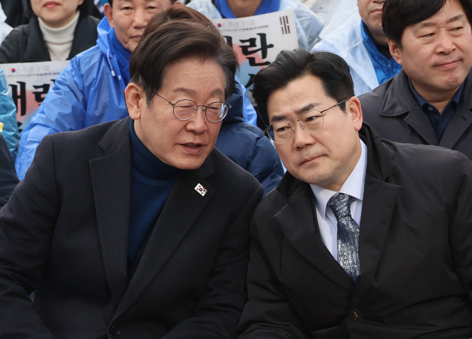 이재먕 더불어민주당 대표와 박찬대 원내대표가 지난 1일 서울 종로구 안국동 사거리에서 열린 야 5당 공동 내란종식·민주헌정수호를 위한 윤석열 파면 촉구 범국민대회에서 대화하고 있다. (사진=연합뉴스)