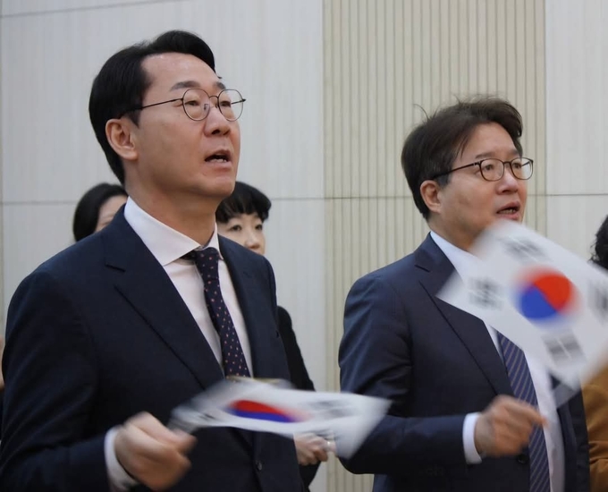 지난 2일 수촌교회 창립120주년 기념예배에 참석한 염태영(민주·수원무) 의원과 정명근 화성시장. (사진=염태영 의원실 제공)