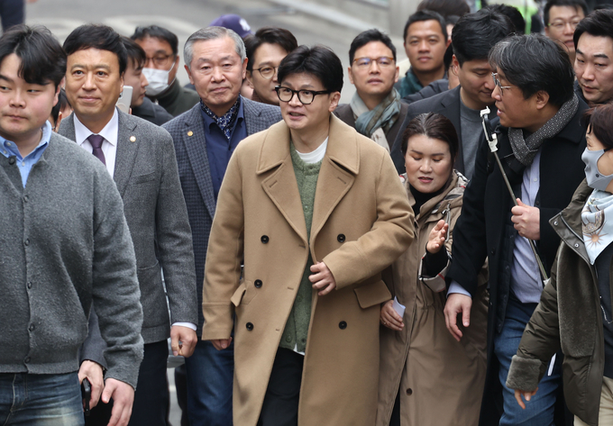 두 달여 만에 공개 행보에 나선 한동훈 국민의힘 전 대표가 지난 2일 오후 서울 종로구 대학로 한 극장에서 제2연평해전을 다룬 연극 '바다는 비에 젖지 않는다'를 관람하기 위해 이동하고 있다. (사진=연합뉴스)