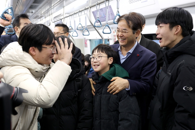고양시가 시민들의 부담은 줄이고 대중교통의 혜택을 늘리는 정책을 펼치고 있는 가운데 이동환 시장이 GTX 열차에 탑승해 시민들과 환담하고 있다.(사진=고양시 제공)