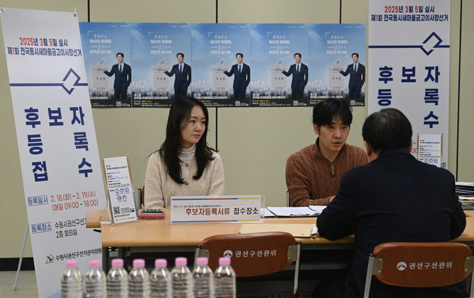 지난달 18일 오전 수원시 권선구 수원시권선구선거관리위원회에서 한 후보자가 후보 등록 접수를 하고 있다. (사진=옥지훈 기자)