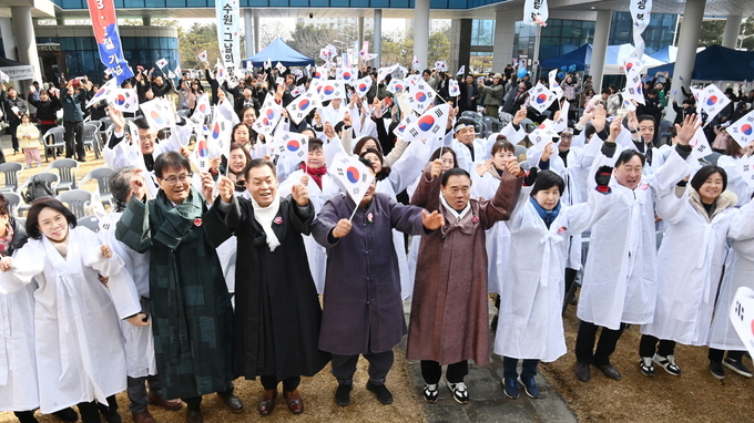 지난 1일 제106주년 3·1절 기념행사에서 이재준 수원시장과 시민들이 만세를 외치고 있다. (사진=수원시 제공)