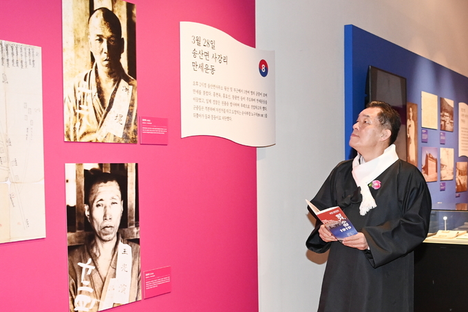 이재준 수원시장이 수원박물관에서 광복 80주년을 맞아 진행중인 ‘항거, 수원 1919’ 특별기획전을 관람하고 있다. (사진=수원시 제공)