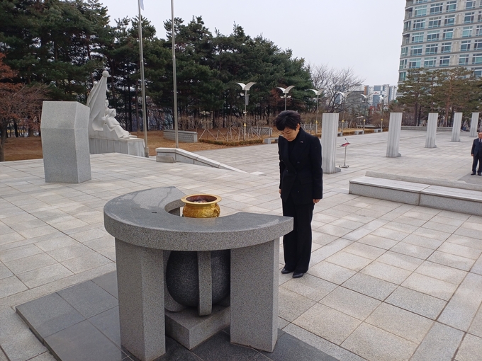  4일 이향숙 신임 경기남부보훈지청장이 수원시 현충탑을 방문해 참배하는 모습. (사진=경기남부보훈지청 제공)