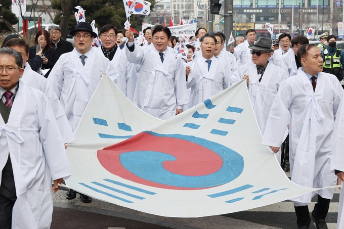 조용익 부천시장과 시민들이 시청 인근에서 거리 행진을 하고 있다. (사진=부천시 제공)