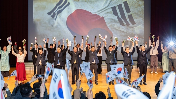 김병전 부천시의회 의장이 시의회 의원들과 3.1절 만세운동을 재현했다. (사진=부천시의회 제공)