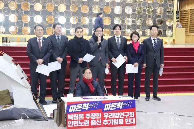 국회 기획재정위원회(위원장 송언석) 소속 국민의힘 의원들이 4일 국회 로텐더홀에서 마은혁 헌법재판관 후보자 임명을 반대하며 단식농성을 하고 있는 박수영 의원과 함께 기자회견을 하고 있다. (사진=송언석 의원실 제공)